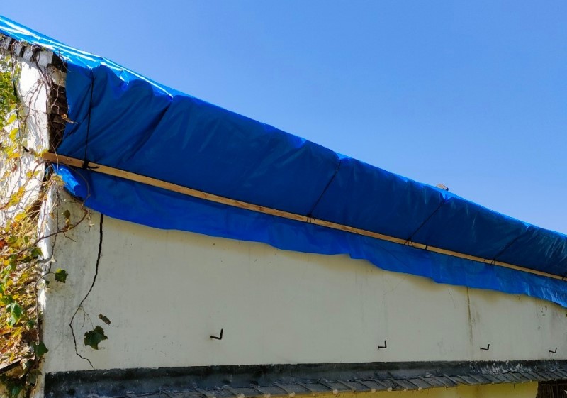 ブルーシート仮養生　瓦屋根